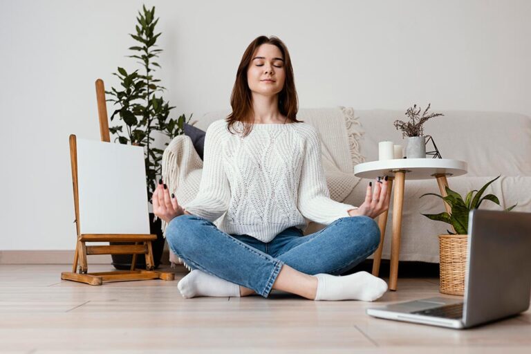 Imagen de una mujer practicando mindfulness en el salón de su casa.
